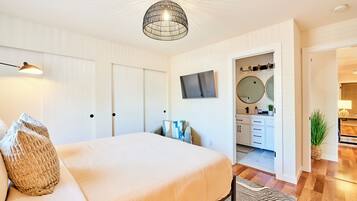 4 bedrooms, desk, iron/ironing board, bed sheets