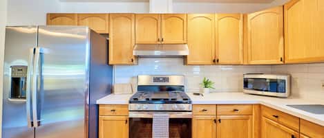 ميكروويف، محمصة خبز، خلاط، مستلزمات طهي/أطباق/أوعية