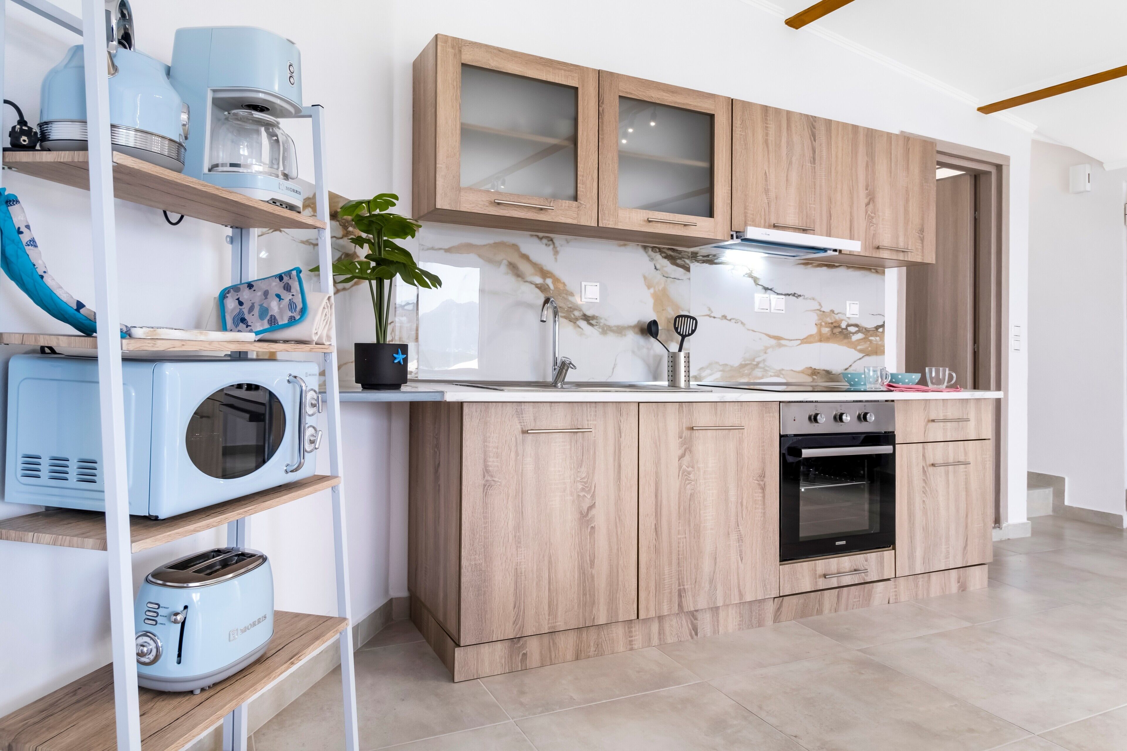 Kylskåp, mikrovågsugn, ugn och spishäll