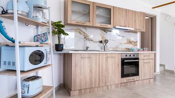 Kylskåp, mikrovågsugn, ugn och spishäll