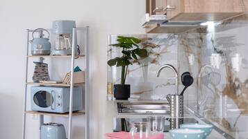 Een koelkast, een magnetron, een oven, een kookplaat