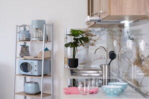 Réfrigérateur, four à micro-ondes, un four, surface de cuisson