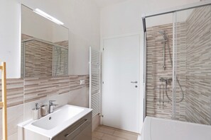 Dusche, Haartrockner, Handtücher