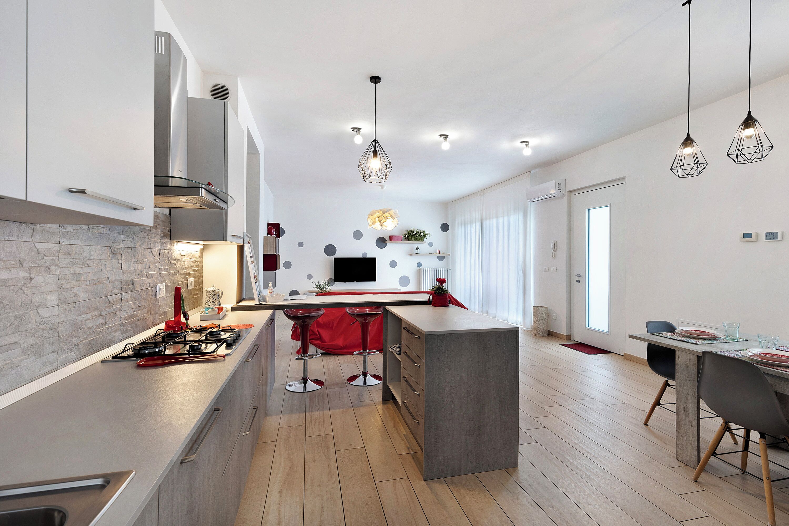 Réfrigérateur, micro-ondes, plaque de cuisson, lave-vaisselle