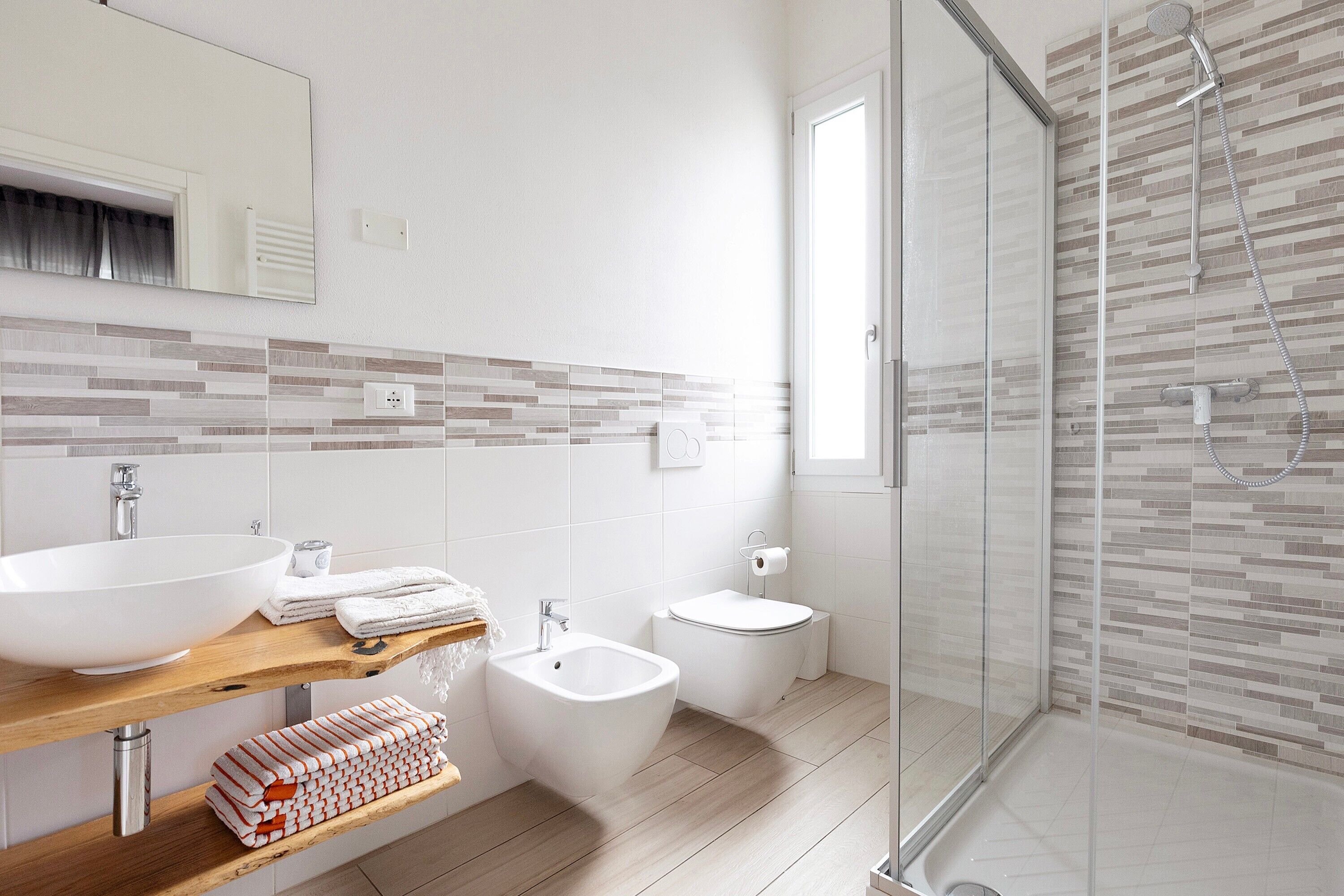 Een douche, een haardroger, handdoeken