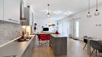 Réfrigérateur, micro-ondes, plaque de cuisson, lave-vaisselle