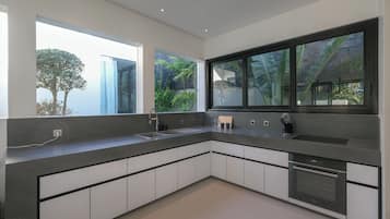 Refrigerador, microondas, horno, placa de cocina