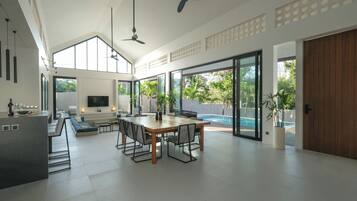 Villa, 4 Bedrooms | Dining room