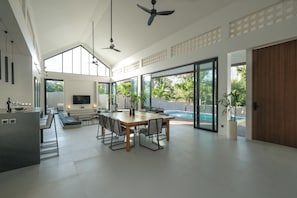 Villa, 4 Bedrooms | Dining room
