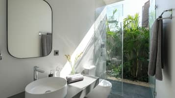 Villa, 4 Bedrooms | Bathroom | Free toiletries, hair dryer, towels, soap