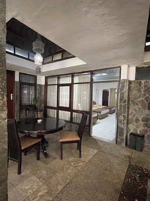 Familien-Doppel- oder -Zweibettzimmer | Terrasse/Patio