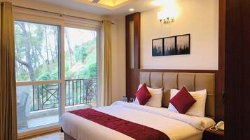 Luxury Suite | 1 bedroom, memory-foam beds, minibar, laptop workspace