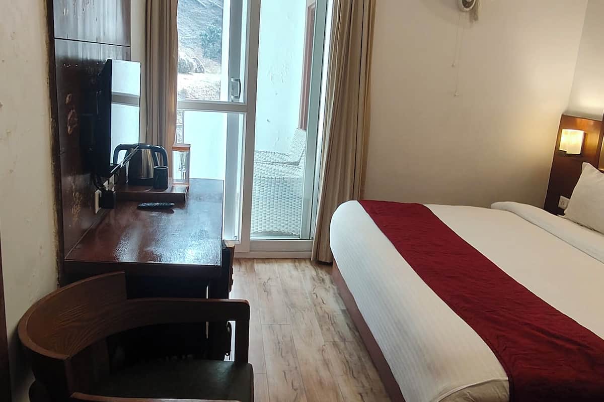 Premium Double Room | 1 bedroom, memory foam beds, minibar, laptop workspace