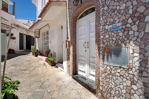 Exterior detail - Holiday Home 'Casatullio - Sant'angelo D'ischia' with Sea View, Wi-Fi and Air Conditioning (Serrara fontana)
