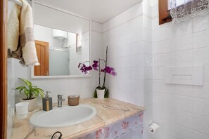 Ducha, secador de pelo, toallas