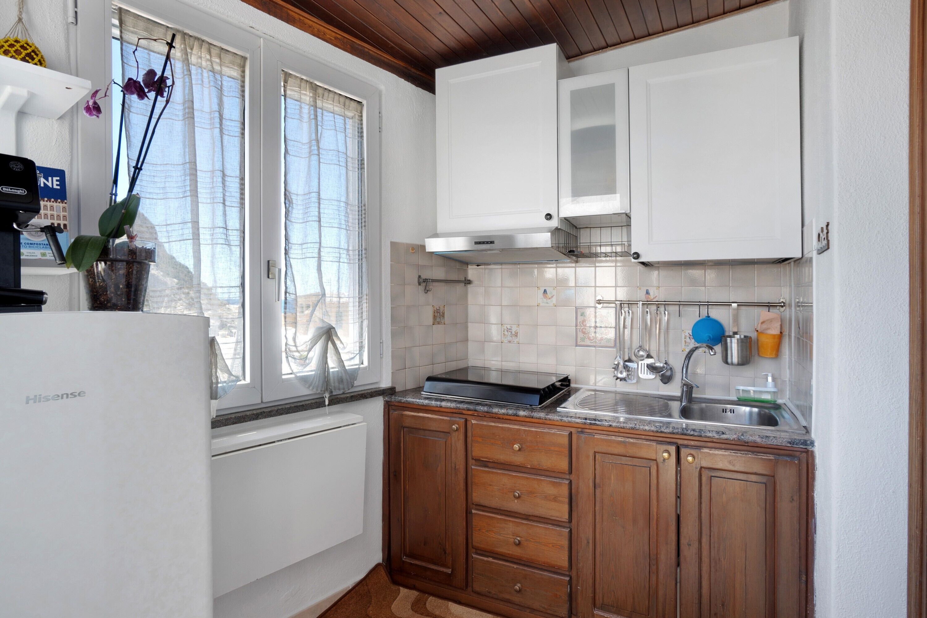 Kühlschrank, Herdplatte, Wasserkocher mit Kaffee-/Teezubehör