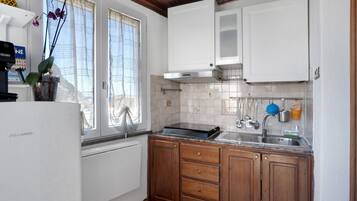 Kühlschrank, Herdplatte, Wasserkocher mit Kaffee-/Teezubehör