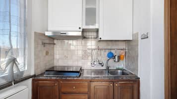 Frigorifero, piano cottura, macchina per tè/caffè, bollitore elettrico