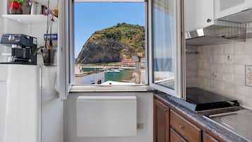 Réfrigérateur, plaque de cuisson, cafetiÚre/bouilloire