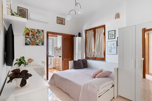 1 habitación, tabla de planchar con plancha, wifi gratis y ropa de cama 