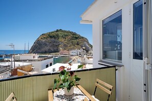 Outdoor dining - Holiday Home 'Casatullio - Sant'angelo D'ischia' with Sea View, Wi-Fi and Air Conditioning (Serrara fontana)