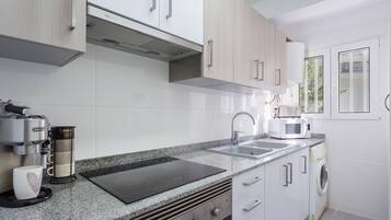 Frigorifero, microonde, forno, piano cottura