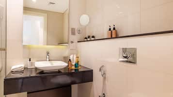 Departamento de lujo | Baño | Regadera, secadora de cabello, toallas