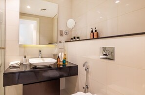 Luxe appartement | Badkamer | Een douche, een haardroger, handdoeken