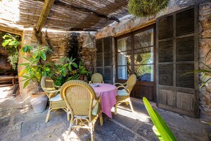 Outdoor dining - Villa 'Son Rullan' with Sea View, Private Pool and Wi-Fi (Deia)