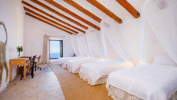 8 slaapkamers, een strijkplank/strijkijzer, gratis wifi, beddengoed