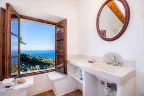 Bathtub, hair dryer, towels - Villa 'Son Rullan' with Sea View, Private Pool and Wi-Fi (Deia)