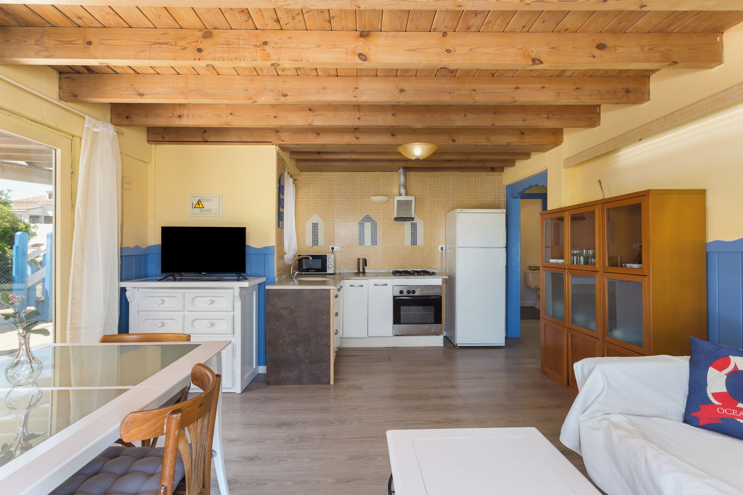 Een koelkast, een magnetron, een kookplaat