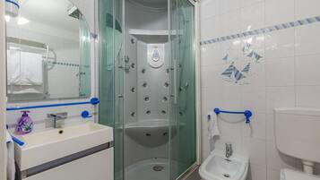 Shower, hair dryer, towels
