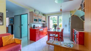 Refrigerador, microondas, parrilla de estufa y lavavajillas