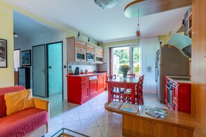 Fridge, microwave, stovetop, dishwasher