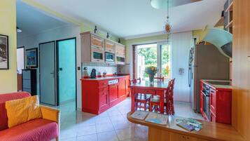 Refrigerador, microondas, parrilla de estufa y lavavajillas