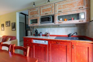 Kühlschrank, Mikrowelle, Herdplatte, Geschirrspüler