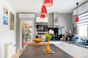 Fridge, microwave, oven, stovetop - Large Family Villa with Private Heated Pool in Landes (Clermont)