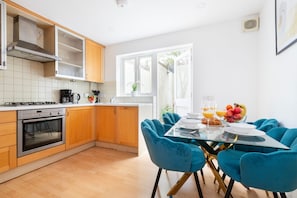 Appartement Ville | Cuisine privée | Réfrigérateur grande capacité avec congélateur, four à micro-ondes