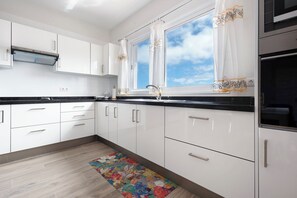 Fridge, microwave, oven, stovetop - Vacation Home 'La Casa De Amalia' with Mountain View in Garachico (Garachico)