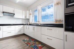 Jääkaappi, mikroaaltouuni, uuni, liesi