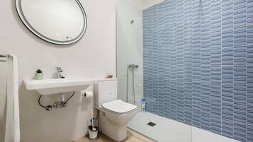 Een douche, een haardroger, handdoeken