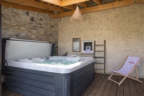 Bañera de hidromasaje cubierta