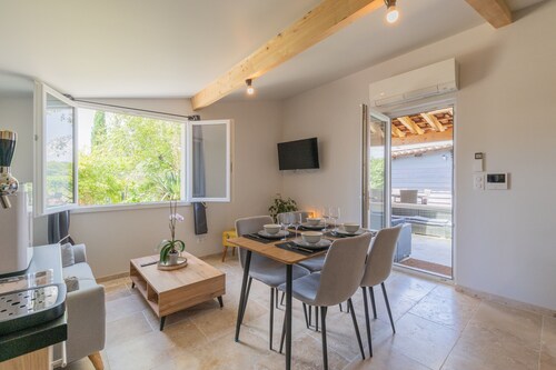 Holiday Home 'Villa Chardonnay' with Private Terrace, Wi-Fi and Air Conditioning
