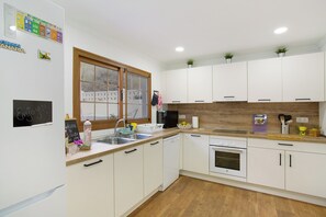 Køleskab, mikrobølgeovn, ovn, kogeplade