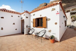 Terrace/patio - Vacation Home 'La Casita Del Horno Vv' with Mountain View, Wi-Fi and Air Conditioning (Mogan)