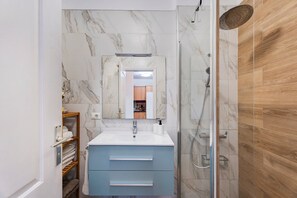 Shower, hair dryer, towels