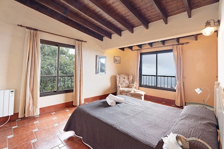 2 bedrooms, iron/ironing board, bed sheets. Vacation Home 'Los Nardos' with Sea View, Private Terrace and Private Garden