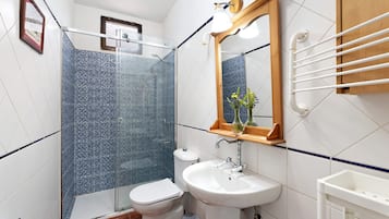 Douche, sèche-cheveux, serviettes fournies