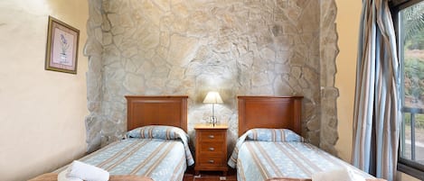 2 bedrooms, iron/ironing board, bed sheets